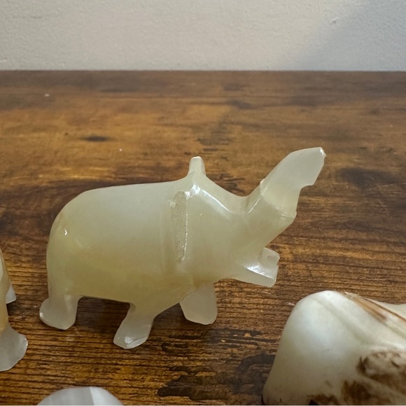 Vintage Natural Onyx Hand Carved Elephant Figures. Cream white home decor 8 lots - Picture 8 of 9